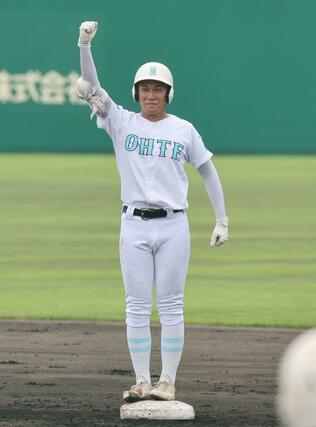 長岡大手－東京学館　４回表、長岡大手２死二塁、左中間に適時二塁打を放ち塁上でガッツポーズをとる井上凌佑＝長岡市悠久山球場