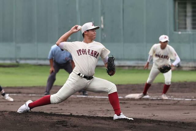 長岡工－糸魚川　力投する糸魚川の主戦縄和貴＝１２日、柏崎市佐藤池球場