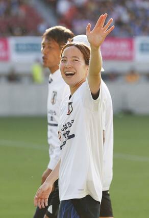 ガーナに快勝し、サポーターに手を振る北川＝金沢ゴーゴーカレースタジアム