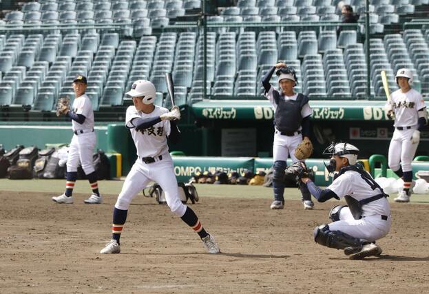 打撃練習に汗を流す日本文理の選手たち＝甲子園