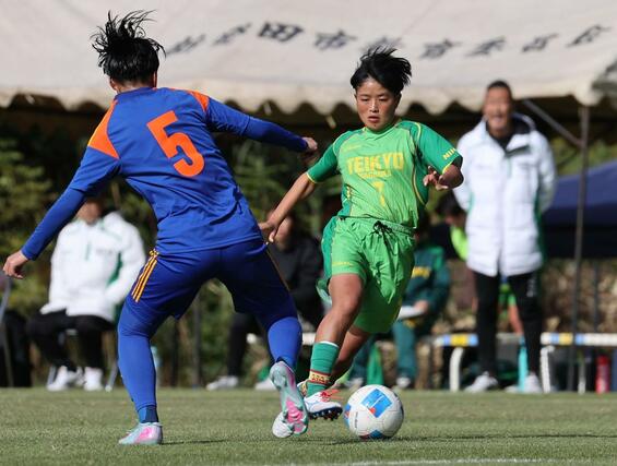 帝京長岡－開志学園ＪＳＣ　後半、攻め込む帝京長岡のＦＷ星山七海＝新発田市