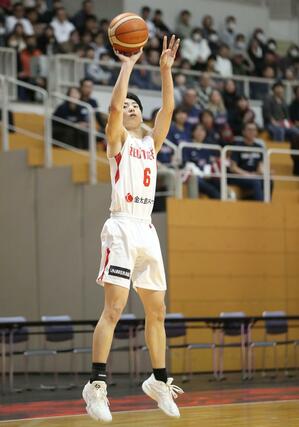 開志国際－福岡大大濠　第１クオーター、開志国際の千保銀河が３点シュートを決め、１１－８＝１１月１０日、新潟市東総合スポーツセンター