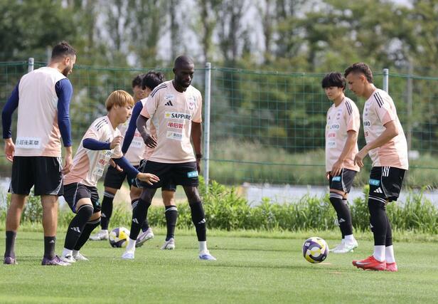 練習する選手たち=聖籠町