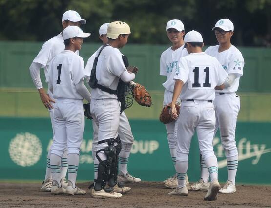 長岡大手－帝京長岡　５回裏に同点とされ、マウンドに集まる長岡大手の選手＝長岡市悠久山