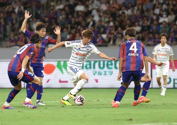 ＦＣ東京ー新潟　後半、ゴール前を攻め上がるＦＷ長倉幹樹＝国立競技場