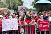 　タイ最高裁前に集まったタクシン元首相の支持者ら＝２０２５年９月９日、バンコク（共同）