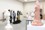 木・石こう・ブロンズに空き缶…多様な素材で思いを表現　長岡市美術協会の彫刻展10年ぶり開催、12日まで