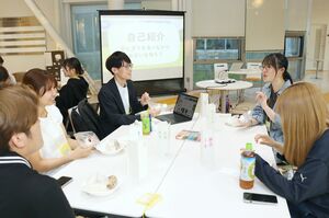 新潟市内の大学生と地域活動に取り組む住民が交流した「にいがたむすび」＝新潟市西区五十嵐２の町