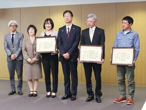 贈呈式に臨んだ(右から)五十嵐美博さん、柳川光宏さん、鈴木力市長、水野裕美さん、桜井俊子さん、乾博之さん=5月22日、燕市役所