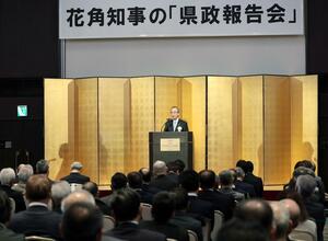 政治資金パーティーで講演する花角英世知事＝８日、新潟市中央区