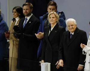 　ミラノ・コルティナ冬季五輪の開会式に臨むＩＯＣのコベントリー会長（右から２人目）。左から２人目はバンス米副大統領＝６日、イタリア・ミラノ（共同）