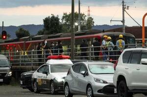 ホームを通過中の特急列車に2人がはねられる事故があったJR高徳線の勝瑞駅=29日午後5時55分、徳島県藍住町