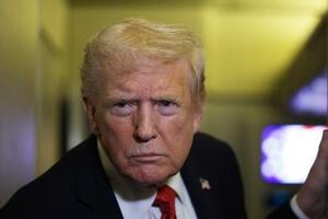 19日、米フロリダ州からワシントンに向かう大統領専用機で記者団に話すトランプ大統領=(ゲッティ=共同)