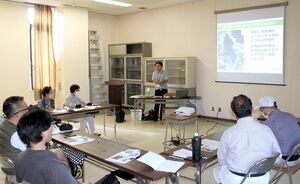 加茂湖の成り立ちについて理解を深めた「地域を探る」の初回講座=佐渡市秋津