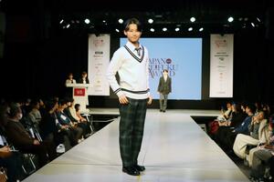 日本制服アワードでCONOMiの最新モデルを着て登場した浅間夕聖さん=2月16日、東京都渋谷区