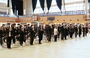 開会式に臨む参加生徒=16日、佐渡市相川栄町