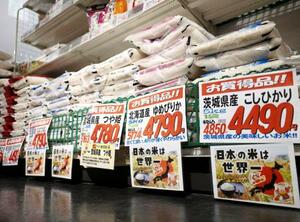 　スーパーの店頭に並んだコメ＝２０２５年４月、埼玉県越谷市