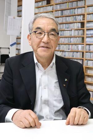 リスナーに感謝の言葉を述べる村山政文社長=十日町市本町6のエフエムとおかまち