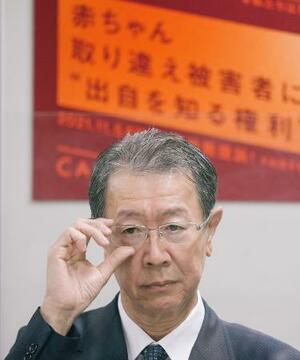 2021年11月の提訴後、記者会見に臨む江蔵智さん
