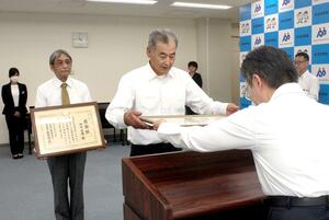 滝澤依子・県警本部長から感謝状を受け取った田中吉明さん(左)と菅原覚さん=県警本部