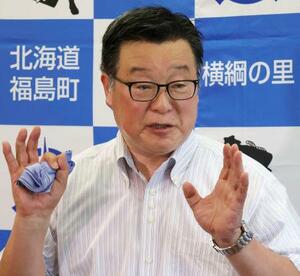記者会見する北海道福島町の鳴海清春町長=16日午後、福島町