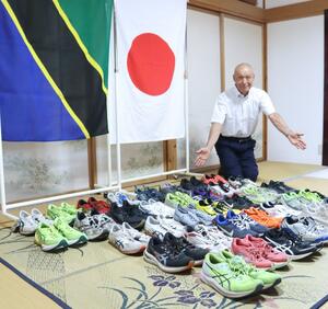 タンザニアの陸上選手を支援するため、今井雄一さんの元に集まったシューズ=南魚沼市下原新田
