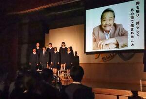 福島県郡山市立小原田中学校で開かれた西田敏行さんの追悼式=17日午前