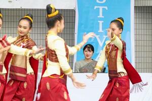 ラオスフェスティバル2026の開会式で民族舞踊を鑑賞される愛子さま=23日午前、東京都渋谷区の代々木公園(代表撮影)