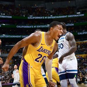 ティンバーウルブズ戦で歓喜するレーカーズの八村=ロサンゼルス(NBAE・ゲッティ=共同)