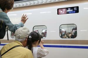 駅のホームで帰省客を見送る家族=5日、新潟市中央区のJR新潟駅