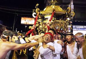 もみ合って行きつ戻りつし、諏訪神社を目指したみこし渡御=8月27日、十日町市