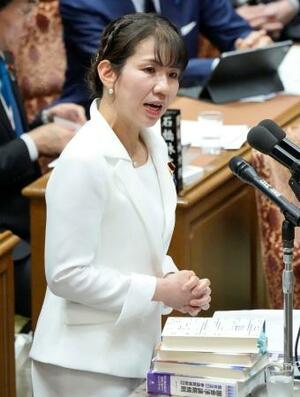衆院予算委で質問する豊田真由子氏(参政党)
