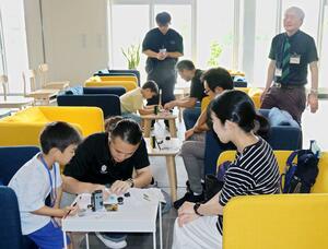三条市立大学が小中学生を対象に開いた科学イベント=三条市上須頃