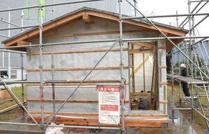 屋根雪の重さを計測する研究のため新潟工科大に建設中の実験棟=柏崎市藤橋
