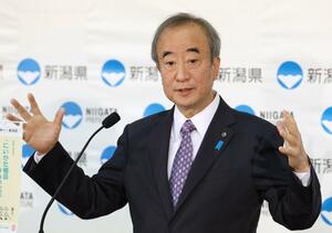 政府の主食用米の減産方針などについて質問に答える花角英世知事=23日、県庁
