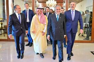 協議に臨む(手前左から)エジプト、サウジアラビア、パキスタン、トルコの各外相=29日、イスラマバード(パキスタン外務省提供・共同)