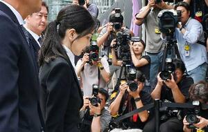 6日、韓国の特別検察官の捜査チームに出頭する尹錫悦前大統領の妻、金建希氏=ソウル(共同)