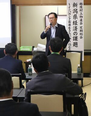「人形さま巡り、屏風(びょうぶ)まつりとイベントが切れ目なく開催されている」と村上の魅力を語る小林俊・前日銀新潟支店長=村上市飯野2