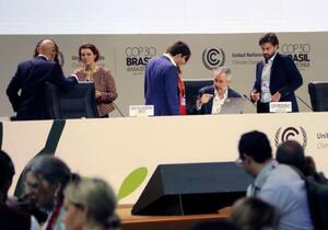 COP30の会合前に打ち合わせをするコレアドラゴ議長(右から2人目)=21日、ブラジル・ベレン(共同)