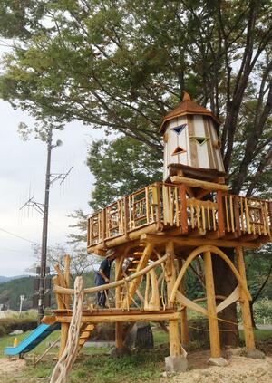 旧安角小学校の一角に設けられたツリーハウス=関川村安角