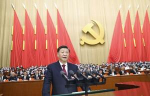 2022年、北京の人民大会堂で開かれた第20回中国共産党大会で活動報告する習近平総書記(新華社=共同)