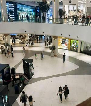 　イランの報復攻撃の影響による外出自粛で、閑散とするドバイの大型ショッピングモール＝５日（柴田茂さん提供）