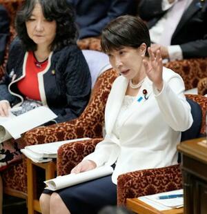 衆院予算委で答弁のため挙手する高市首相=22日午前