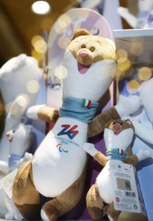 　ミラノ・コルティナ冬季パラリンピックの大会マスコット「ミロ」のぬいぐるみ＝２０２５年１２月、コルティナダンペッツォ（共同）