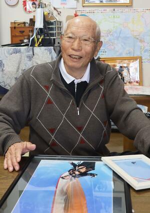 パラグライダーの魅力について語る遠山勇さん＝阿賀野市緑町