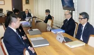 ２０２６年度県当初予算案の査定を行う花角英世知事（奥）と県幹部＝２日、県庁