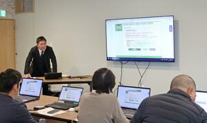 ダイレクト納付の利用を広めようと開かれた説明会＝南魚沼市塩沢