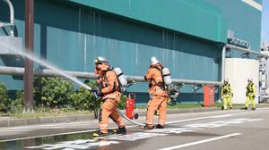 震度6強の地震によって、東京電力柏崎刈羽原発で原子力災害が発生した想定で行われた消防訓練=8月9日、柏崎刈羽原発