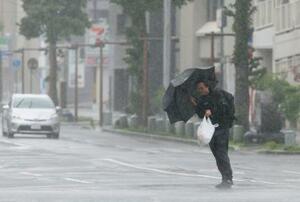 台風6号の影響で風雨が強まる鹿児島市内を歩く男性。3日にかけて西日本から東日本の太平洋側に近づく恐れがある=2日午前