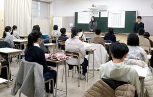 村上中等教育学校の入試で、試験開始を待つ受験生=13日、村上市学校町